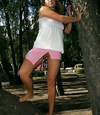Babe in pink skirt shamelessly walks without knickers