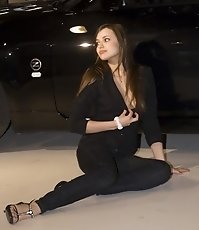 Babe's upblouse gets spied when she poses near the car