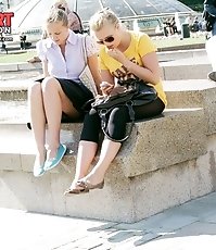 Blonde bimbo in sexy upskirt pics
