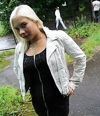 Cameraman gets awarded with upskirts