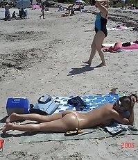 Firm bikini ass and tits spied in close up