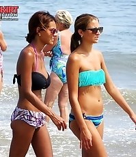 Hot bikini butts shaking on the cam