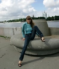 Bubble booty gets caught by tight jeans