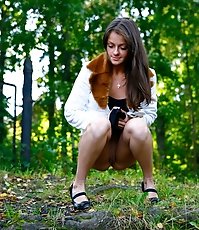 Leggy starlet empties her bladder in the city park