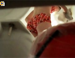 The best butts and slits in close-up in beach loo