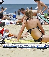 Horny moves of slim bikini babes