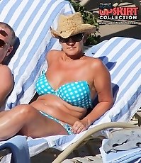 Tiny bikini gal admired by hunter