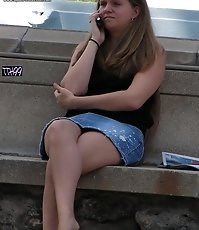 Best upskirt! Sitting cutie in denim mini voyeured